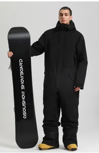 Détail d'une combinaison de ski noire pour homme avec tissu imperméable et capuche coupe-vent