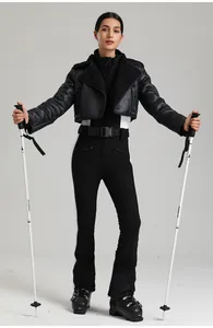 Détail d'une veste de ski ajustée avec col en peau de mouton et combinaison de ski femme