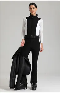 Détail d'une combinaison de ski noir et blanc ajustée avec ceinture et col zippé
