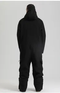 Détail de la combinaison de ski noire pour homme avec poches cargo et taille ajustable