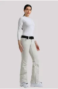 Dettaglio dei pantaloni da sci attillati con zip di ventilazione e cintura con fibbia