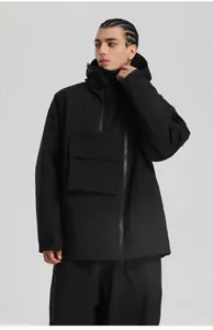 Détail de la veste de ski techwear noire imperméable avec zips asymétriques et poche cargo