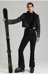 Détail de la veste de ski cintrée avec doublure polaire et rayures pour le sport d'hiver