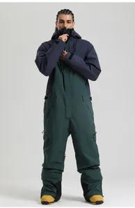 Détail d'une veste de ski imperméable avec poignets velcro réglables et tissu thermique