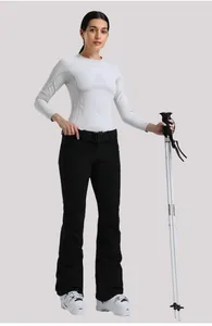 Dettaglio dei pantaloni da sci neri professionali con cintura regolabile e tessuto tecnico