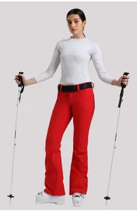 Dettaglio dei pantaloni da sci rossi da donna con cintura nera SNOW e vestibilità aderente