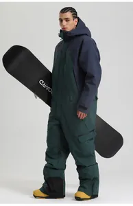 Détail de la combinaison de ski imperméable avec panneaux contrastés et multi-poches
