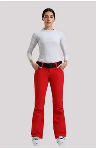 Dettaglio dei pantaloni da sci rossi antivento con cintura nera e top logo UTO