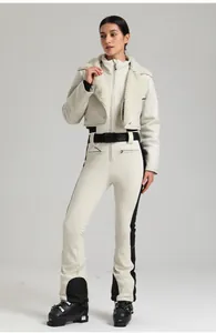 Détail de la veste de ski courte crème avec col en fourrure et pantalon de ski taille haute