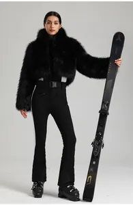 Combinaison de ski noire pour femme avec col en fausse fourrure et pantalon ajusté