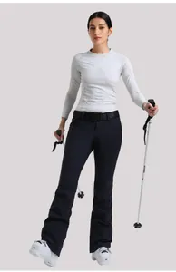 Pantaloni da sci neri slim con cintura larga indossati da una sciatrice esperta