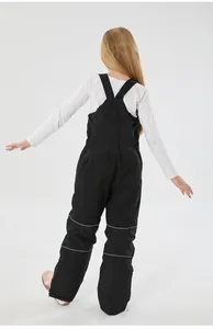 Dettaglio posteriore della salopette da sci per bambini con strisce riflettenti