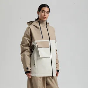 Veste de ski fonctionnelle pour femme avec capuche bicolore beige et poches cargo multiples