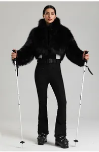 Détail de la combinaison de ski ajustée avec capuche en fausse fourrure et ceinture élastique