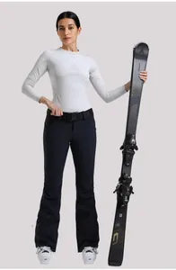 Dettaglio dei pantaloni da sci slim con cintura regolabile e fodera in pile