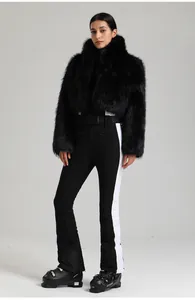 Détail d'une combinaison de ski noir et blanc ajustée avec veste en fausse fourrure