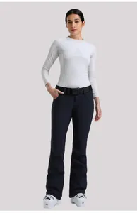 Pantaloni da sci professionali slim fit da donna con maglia termica bianca e scarponi