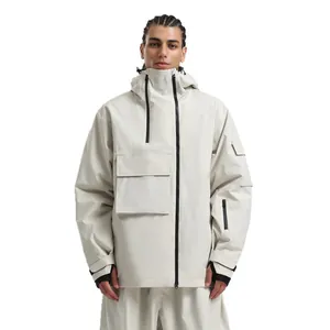 Veste de ski blanche imperméable avec capuche, multipoches et col respirant découpé au laser