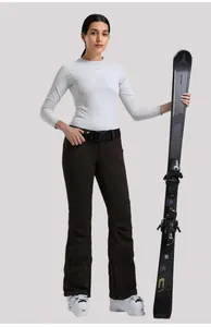 Dettaglio dei pantaloni da sci impermeabili slim con cintura regolabile e fodera termica