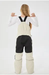 Dettaglio dei pantaloni da sci per bambini con seduta nera rinforzata e bretelle elastiche