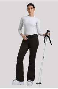 Dettaglio dei pantaloni da sci professionali slim fit con cintura elastica e attrezzatura da sci