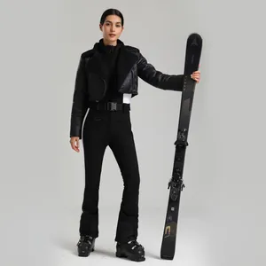 Combinaison de ski noire ajustée pour femme avec col en fourrure et pantalon stretch