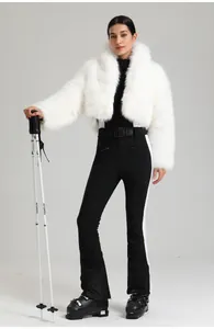 Détail de la combinaison de ski ajustée pour femme avec veste en peluche et ceinture