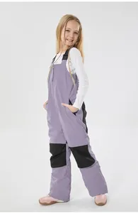 Dettaglio dei pantaloni da sci a salopette viola per bambini con rinforzi neri sulle ginocchia