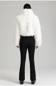 Vue arrière du blouson de ski en fourrure blanche et pantalon noir à rayures