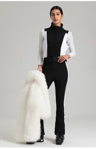 Combinaison de ski ajustée pour femme avec bandes contrastées et ceinture assortie