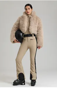 Détail d'une combinaison de ski kaki avec col en fausse fourrure de luxe et ceinture