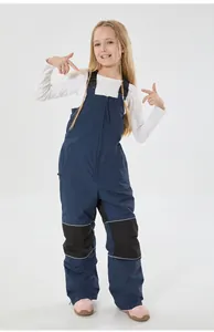 Dettaglio dei pantaloni da sci per bambini con ginocchiere rinforzate e strisce riflettenti