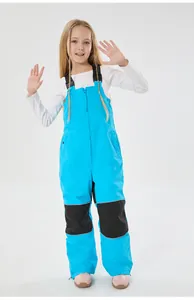 Dettaglio della salopette da sci blu per bambini con rinforzi neri sulle ginocchia