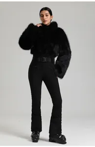 Détail d'une veste de ski à fourrure noire et d'un pantalon de ski ajusté avec ceinture