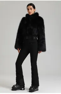 Détail d'une combinaison de ski noire ajustée avec col en fourrure et ceinture élastique
