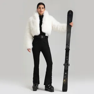Combinaison de ski femme une pièce avec veste en fausse fourrure blanche et bottes
