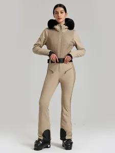 Damen Skioverall in Khaki mit Pelzkragen, Steppmuster und verstellbarem Taillengürtel