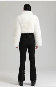 Vue arrière de la veste de ski en fausse fourrure blanche et pantalon noir ajusté