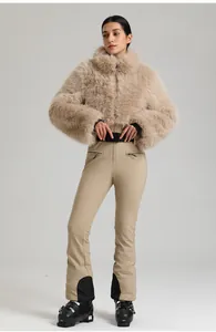 Détail d'une veste de ski en fausse fourrure et d'un pantalon imperméable pour sport d'hiver