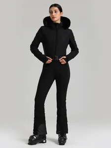 Damen Einteiler Skianzug in Schwarz mit Steppmuster, Fellkapuze und Gürtel für den Winter