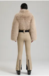 Vue arrière d'une veste de ski en fourrure beige et d'un pantalon de ski ajusté