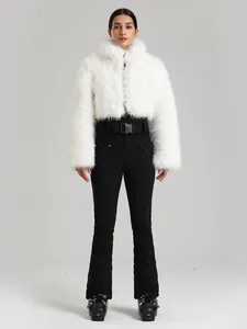 Combinaison de ski femme avec veste blanche en fausse fourrure et pantalon thermique noir