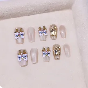 Uñas postizas artesanales cat-eye con dijes de león 3D y perlas en caja de regalo