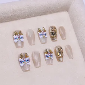 Uñas postizas cat eye con diseño de danza del león 3D y perlas forma ataúd