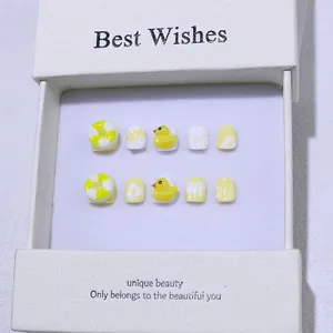 Unghie finte 3D per bambini fatte a mano con simpatici motivi estivi gialli e bianchi