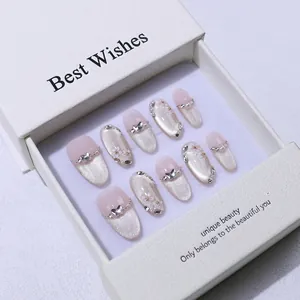 Détails de faux ongles faits main rose œil-de-chat avec papillons argentés et perles