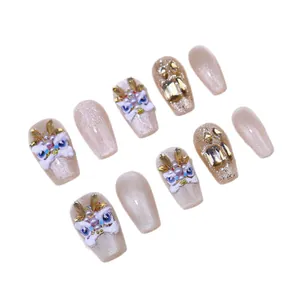 Uñas postizas artesanales tipo coffin tema danza del león con purpurina cat eye y pedrería 3D