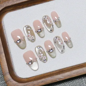 Faux ongles faits main œil de chat style français avec fleurs 3D et perles