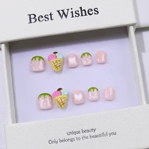 Handgefertigte Erdbeer-Eiscreme-Nägel mit 3D-Kunst in einer weißen Geschenkbox