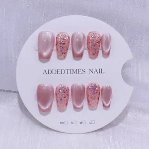 Faux ongles faits main œil de chat rose avec paillettes en forme de cercueil